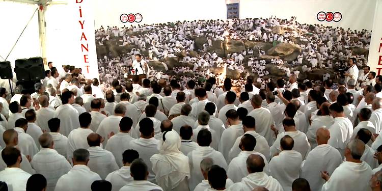 Türkiye Hac Programlarını Ertelemeli!